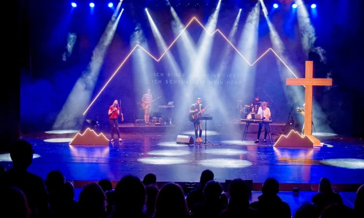 Foto einer Bühne mit Band