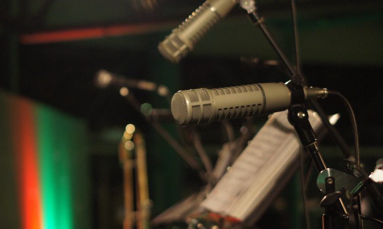 Foto von Mikrofonen auf einer Bühne