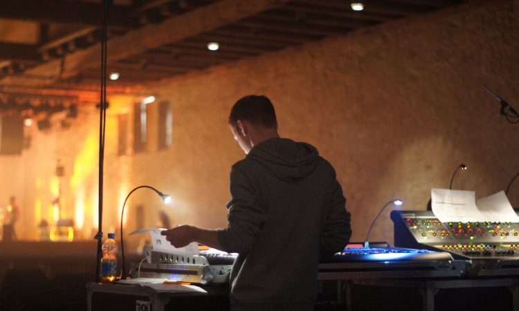 Foto eines Lichttechnikers in einer Halle