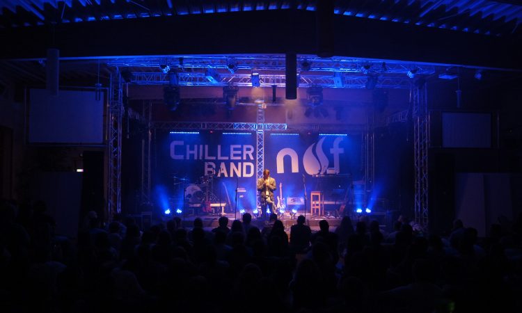 Foto einer Bühne mit Prediger