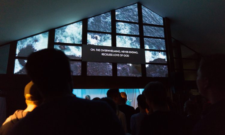 Foto einer Bühne mit Band