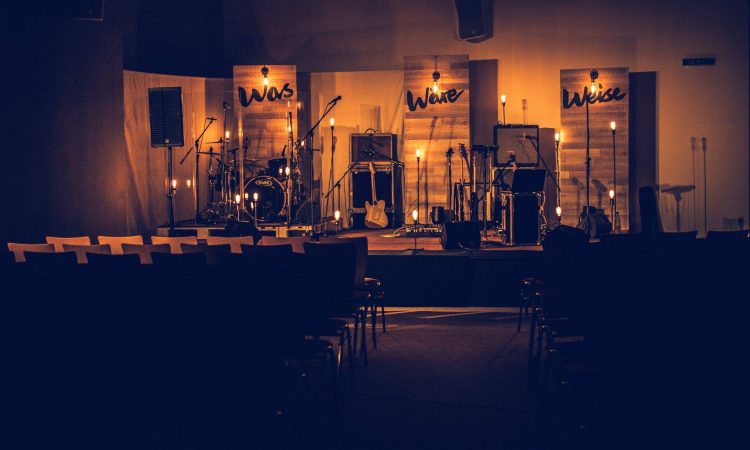 Foto einer Bühne mit Band
