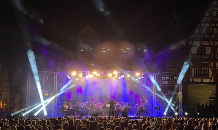 Foto einer Bühne mit Orchester