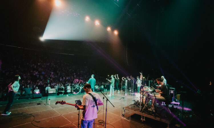 Foto einer Bühne mit Band